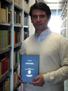Shai Cohen con su tesis doctoral en la Biblioteca de Humanidades de la Universidad de Navarra