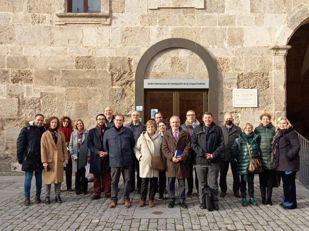 Foto de grupo del congreso, delante de la sede del Centro de Investigación de la Lengua Española (Cilengua)