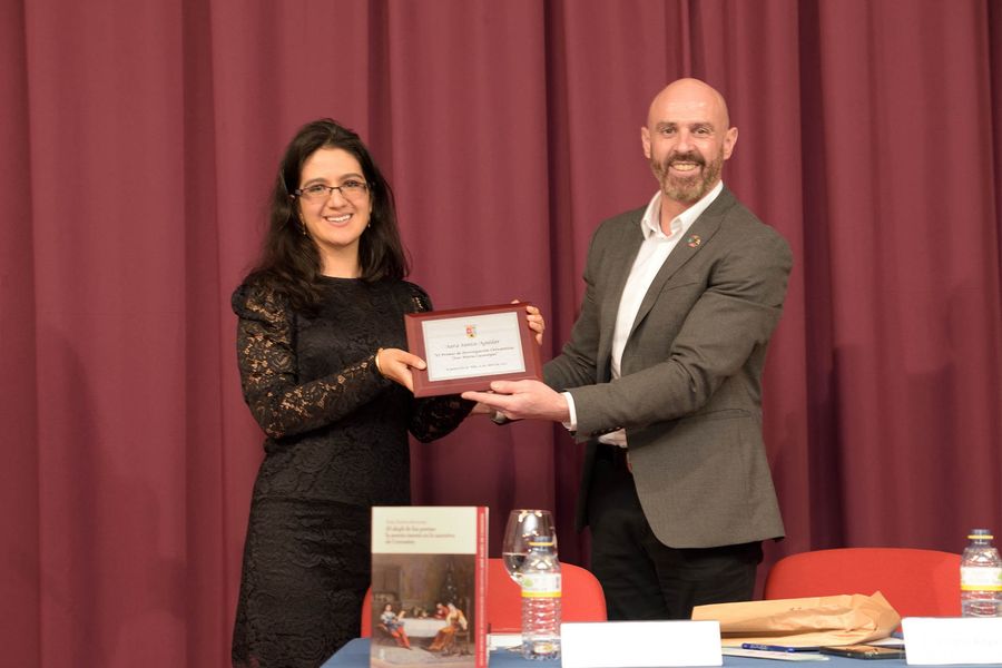 Pedro Ángel Jiménez Carretón, alcalde de Argamasilla de Alba, entrega el VI Premio de Investigación Cervantista «José María Casasayas» a Sara Santa-Aguilar