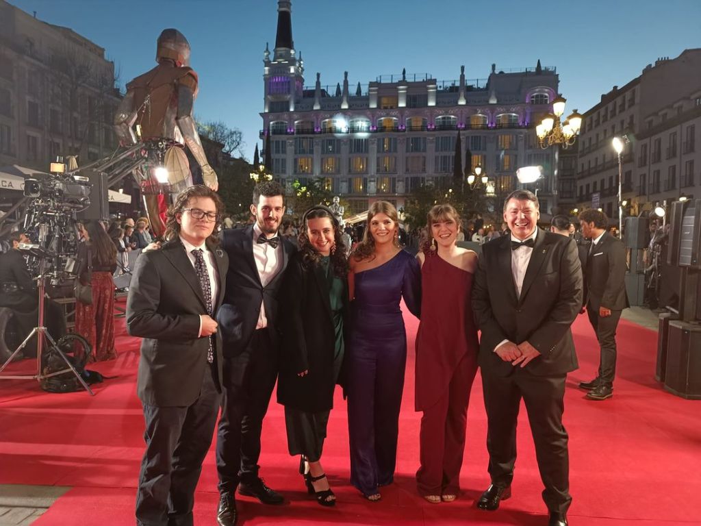 El equipo #LopeEstrenaComedia (Germán, Gabriel, Carmen, Irene, Izaro y Carlos) en la alfombra roja de los Premios Talía.
